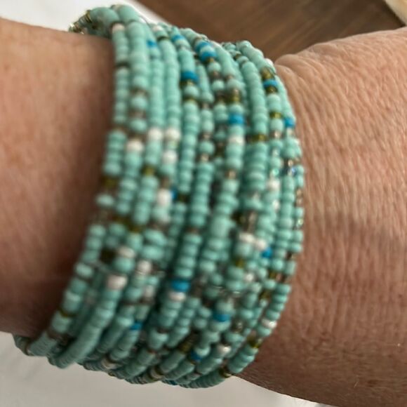 Blue beads cuff bracelet - Picture 2 of 3